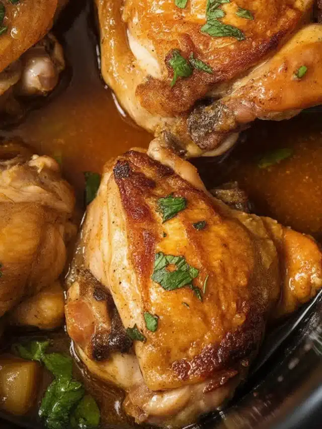 Delicious slow cooker chicken thighs dish with garlic and herbs