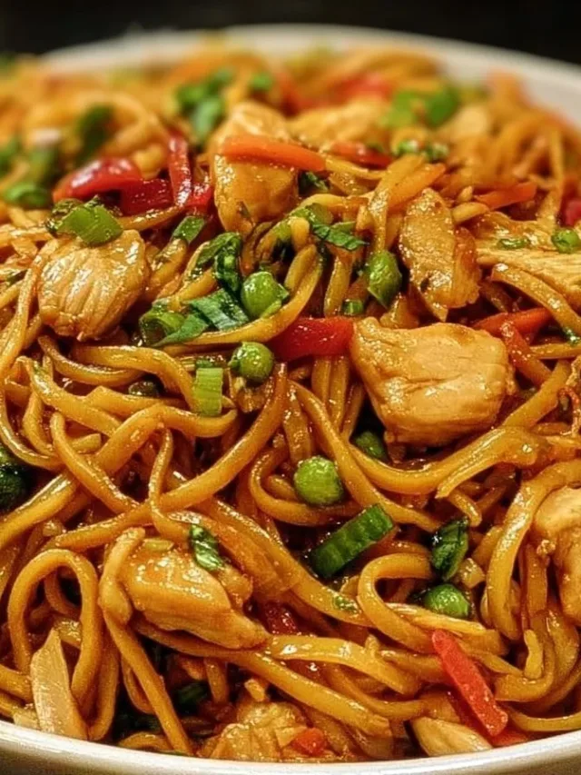 Delicious Chicken Lo Mein with colorful vegetables in a bowl.