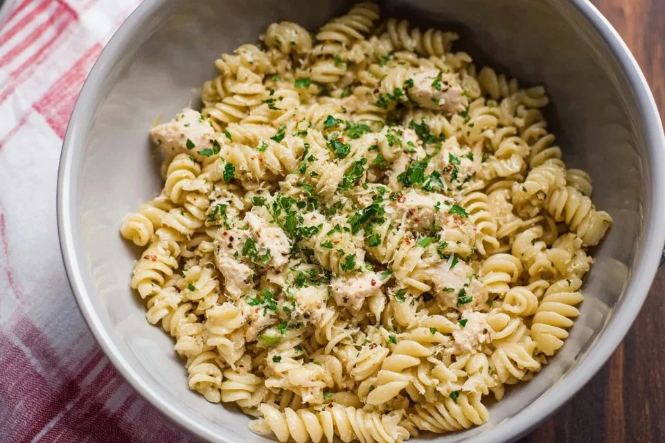 Crockpot Garlic Parmesan Chicken Pasta